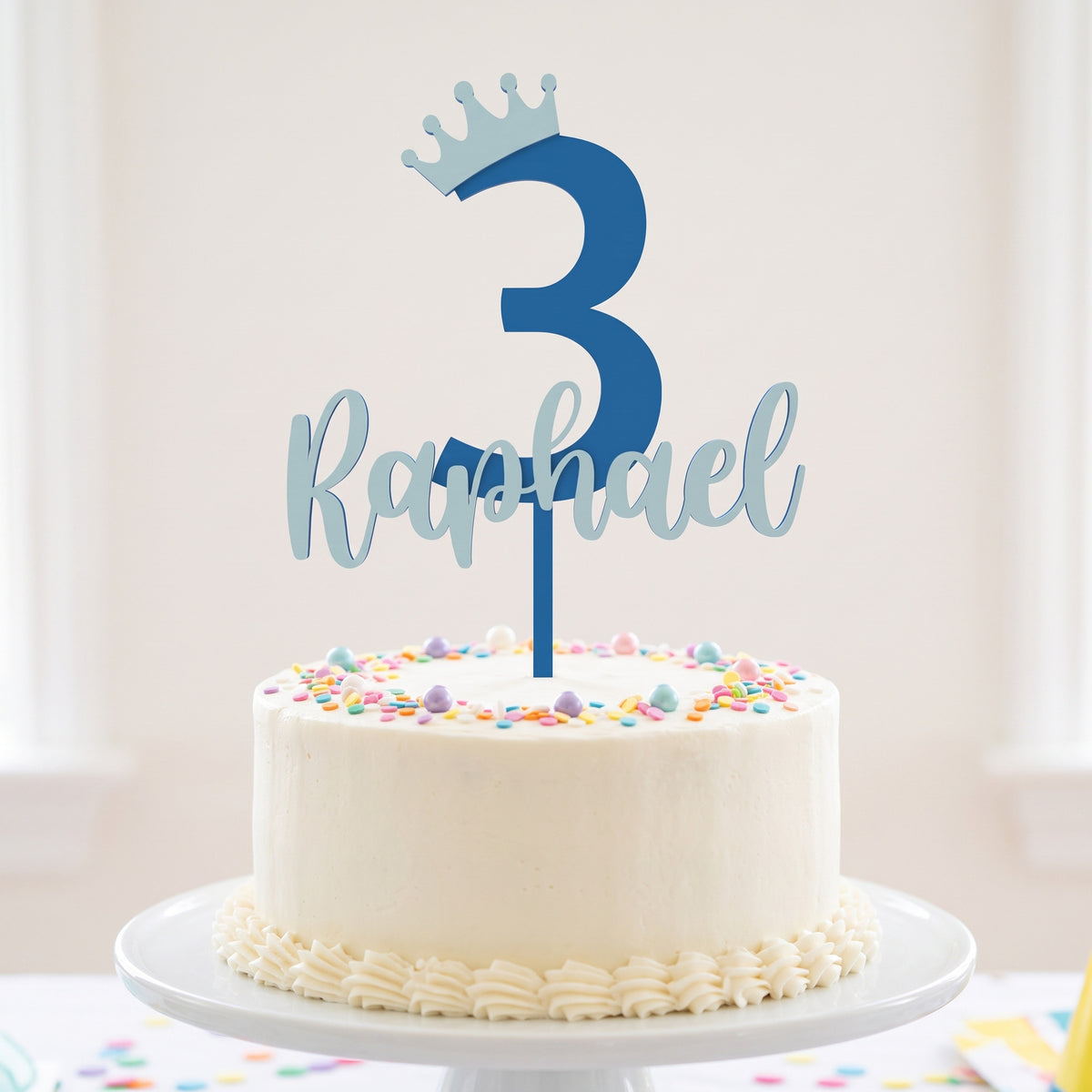 Cake Topper Geburtstag Zahl mit Krone und Name in Blau und Eisblau auf einer Geburtstagstorte