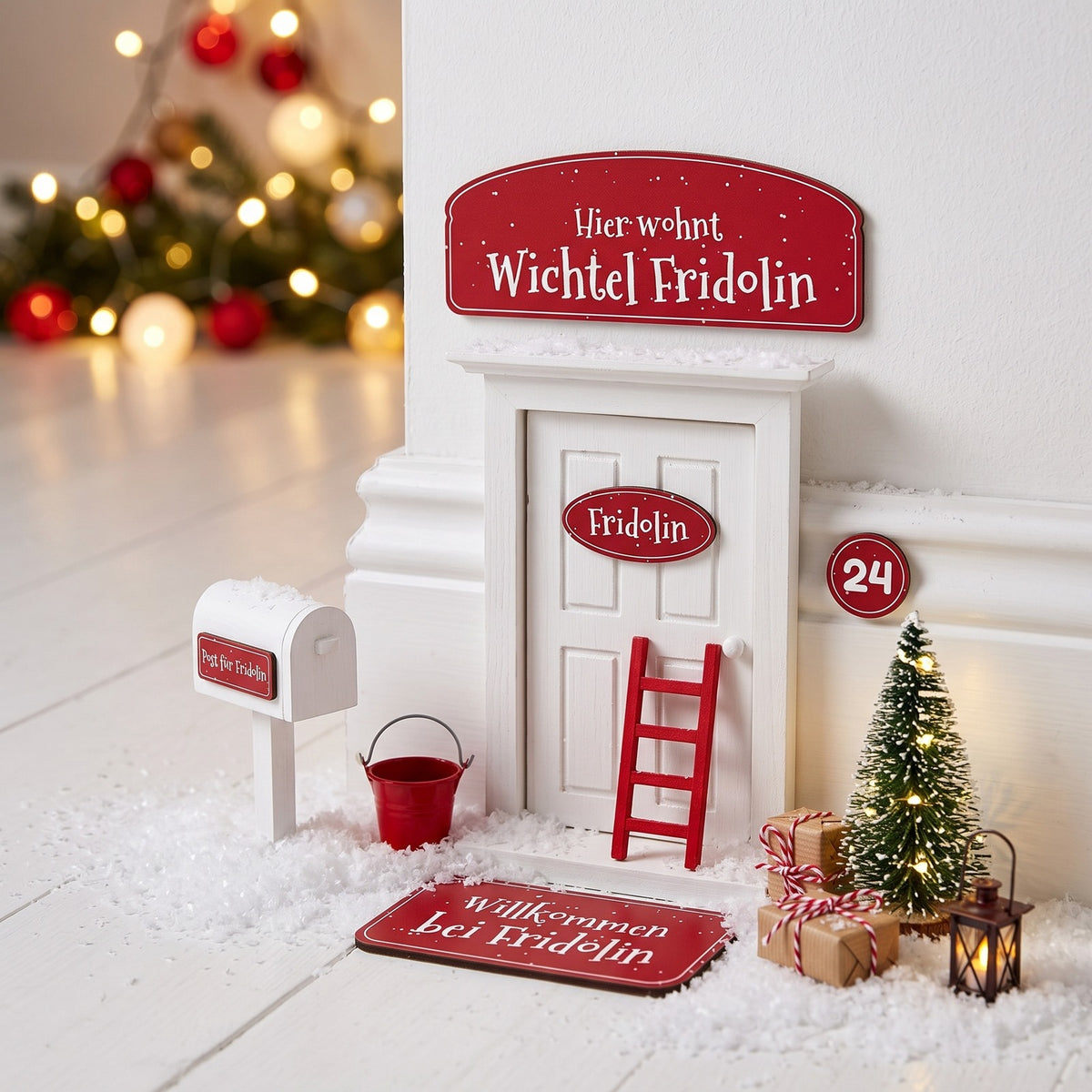 Wichteltür mit Schildern in Weihnachtsrot