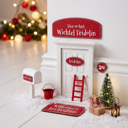 Wichteltür mit Schildern in Weihnachtsrot