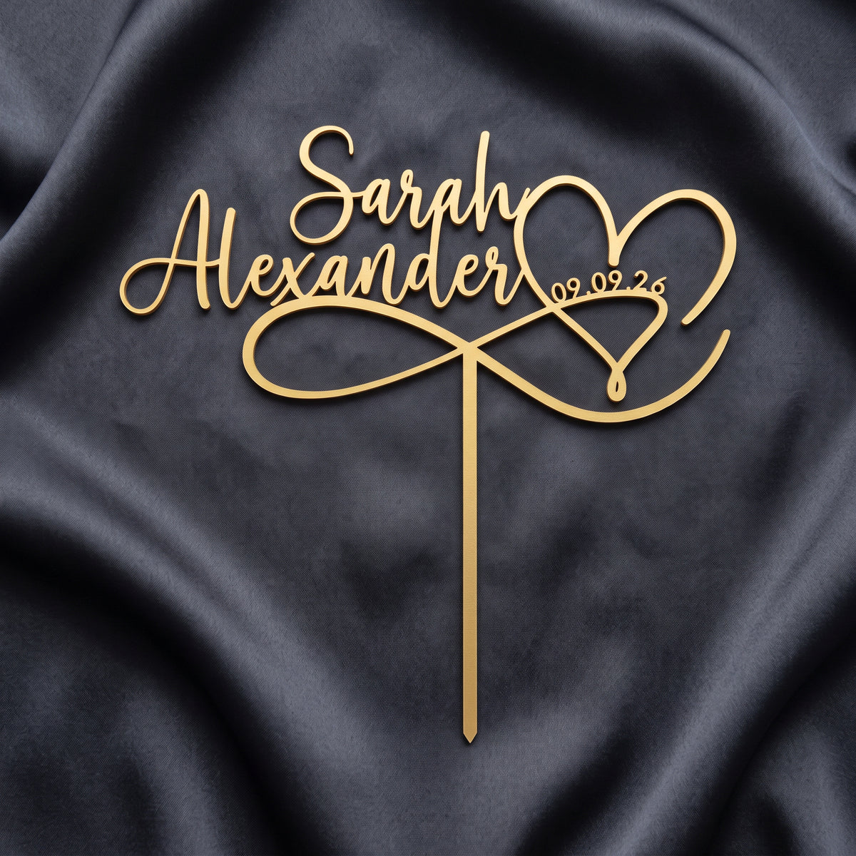 Hochzeit Cake Topper Herz Unendlich in Gold auf dunkler Seide
