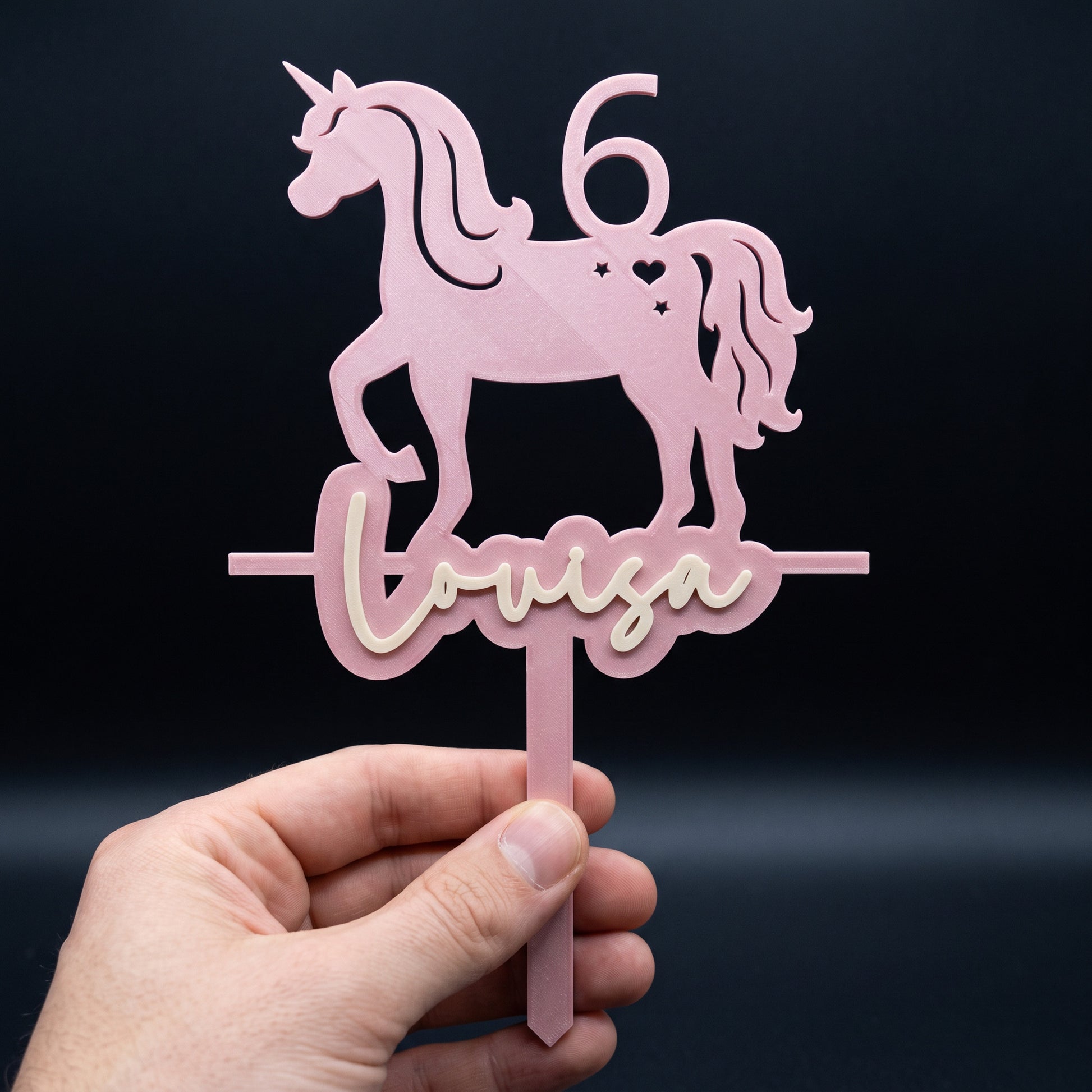 Cake Topper Zahl mit Einhorn, in der Hand gehalten