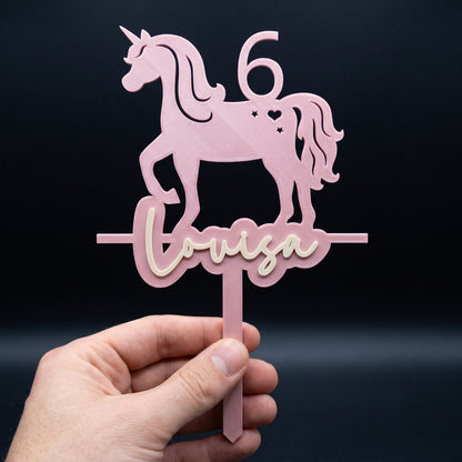 Cake Topper Zahl mit Einhorn, in der Hand gehalten