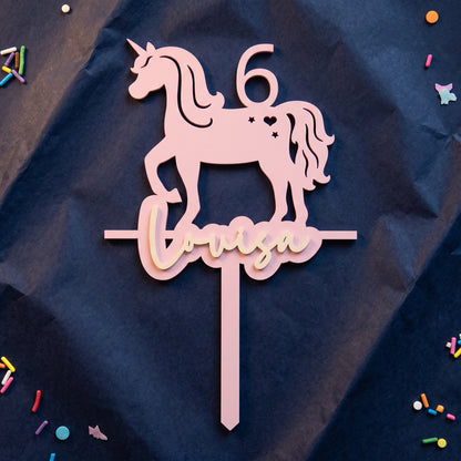 Geburtstags-Cake-Topper "Zahl mit Einhorn" personalisiert, auf marineblauem Krepppapier