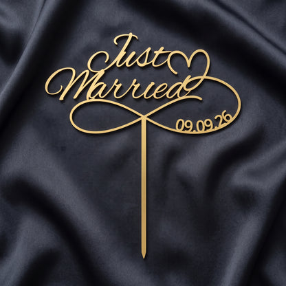 Hochzeit Cake Topper Unendlichkeitszeichen mit Datum in Gold auf dunkler Seide