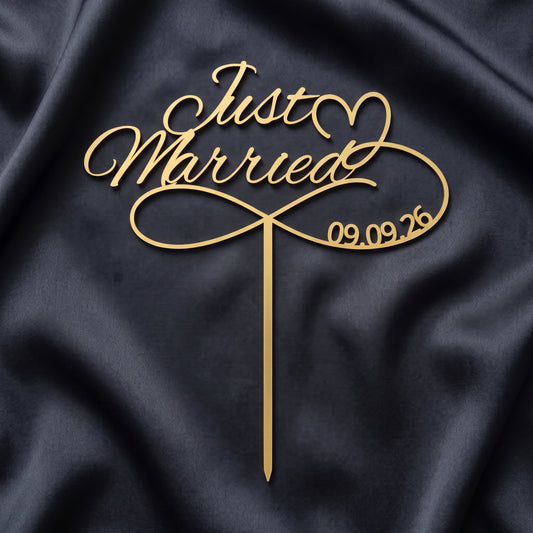 Hochzeit Cake Topper Unendlichkeitszeichen mit Datum in Gold auf dunkler Seide