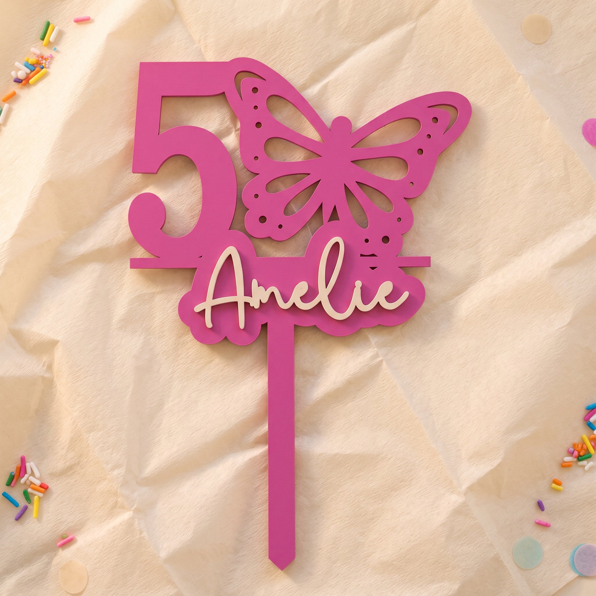 Geburtstags-Cake-Topper "Zahl mit Schmetterling" personalisiert, auf cremefarbenem Krepppapier