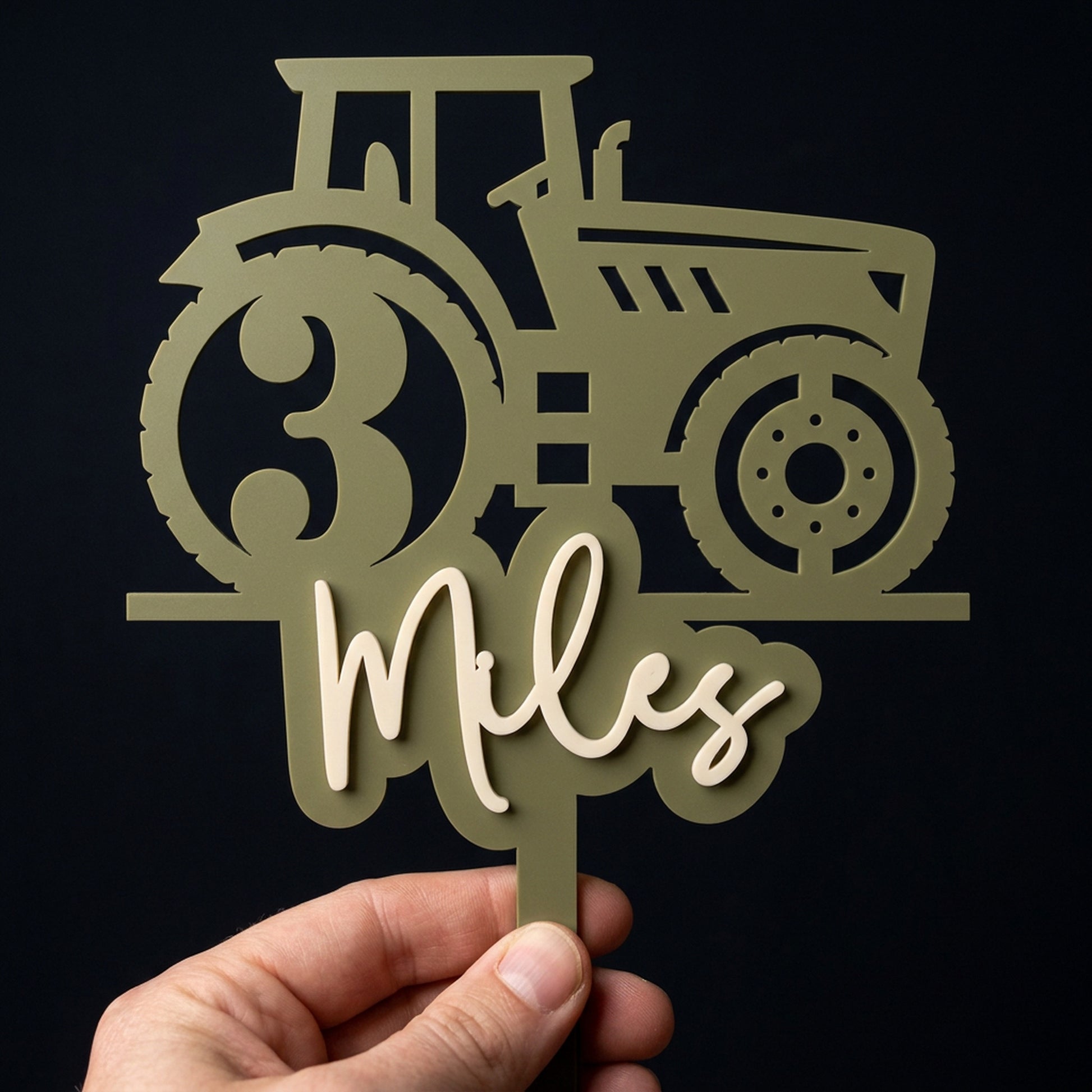Cake Topper Zahl mit Traktor, in der Hand gehalten