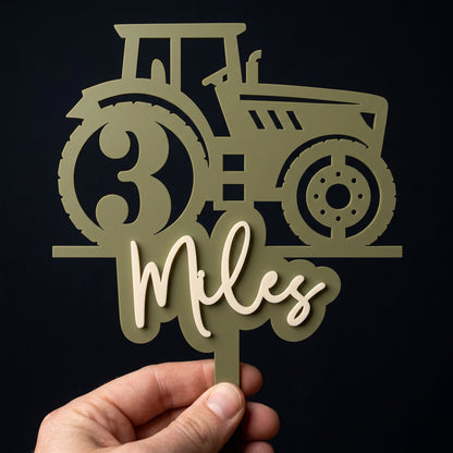 Cake Topper Zahl mit Traktor, in der Hand gehalten