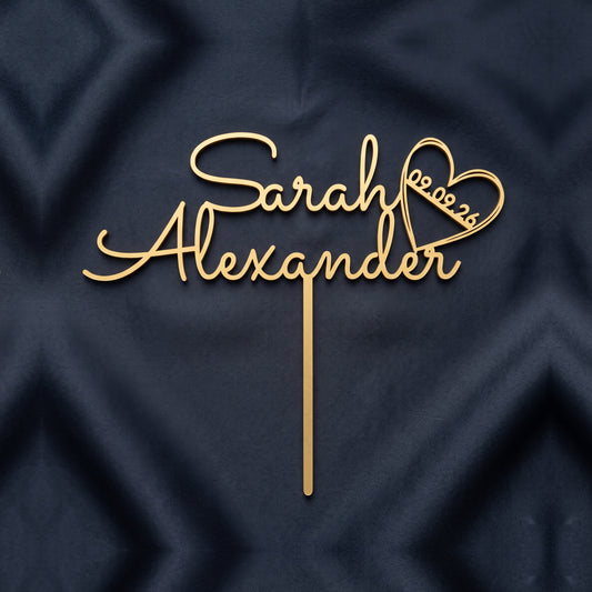 Cake Topper Verlobung Namenszug mit Herz und Datum in Gold auf dunkler Seide
