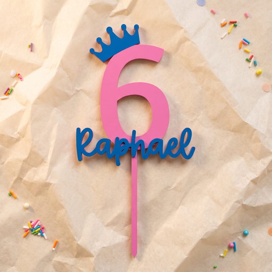 Cake Topper Geburtstag Zahl mit Krone und Name in Pink und Blau auf cremefarbenem Krepppapier