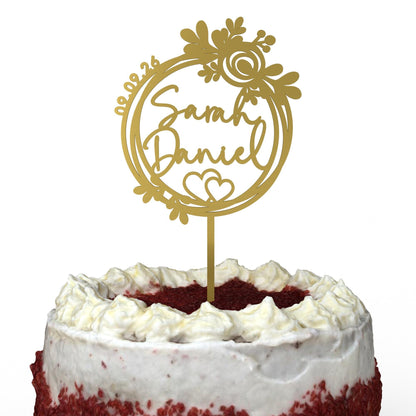 Blütenkranz mit Herz Cake Topper Gold auf Hochzeitstorte